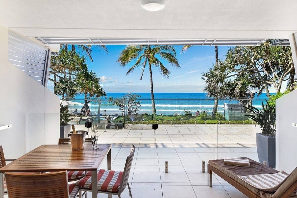 Direct Beach Access Apartment | 露台/庭院