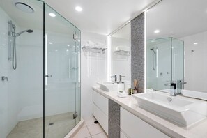 Direct Beach Access Apartment | Bathroom | Free toiletries, hair dryer, towels, soap - Fairshore (Noosa Heads)