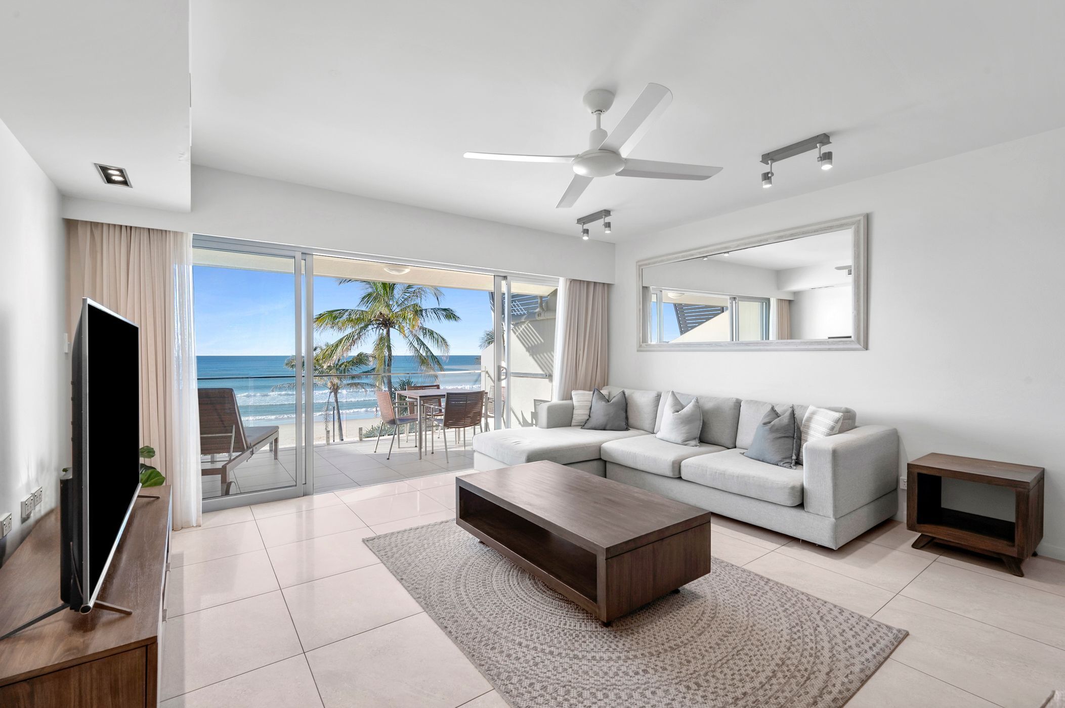 Beachfront Superior 2 Bedroom Apartment | Living area