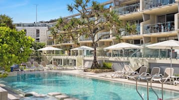 Piscine extérieure, parasols de plage, chaises longues