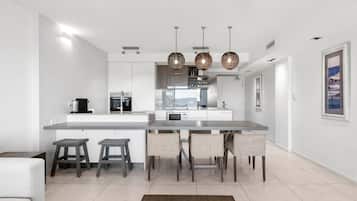 Apartemen Deluks, pemandangan pantai | Dapur pribadi | Lemari es, microwave, oven, dan kompor