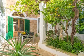 Outdoor dining - Ca Sa Tia Bel - House In Alcúdia. Free Wifi (Alcúdia, Illes Balears)