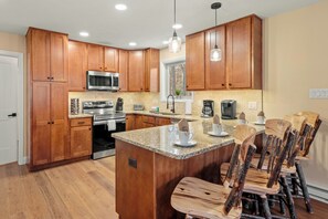 Een koelkast, een magnetron, een oven, een kookplaat