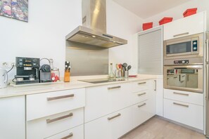 Kühlschrank, Mikrowelle, Ofen, Geschirrspüler
