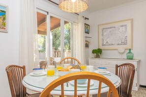 Dining - Sol I Vent - House In Cala Llombards. Free Wifi (Cala Llombards (santanyÍ), Illes Balears)