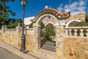 Property grounds - Sol I Vent - House In Cala Llombards. Free Wifi (Cala Llombards (santanyÍ), Illes Balears)