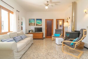 TV - Sol I Vent - House In Cala Llombards. Free Wifi (Cala Llombards (santanyÍ), Illes Balears)