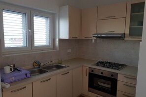 Refrigerador, parrilla de estufa, lavavajillas y tostadora 