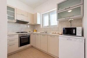 Fridge, microwave, stovetop, dishwasher - Apartment in Nevidane near the Beach (Neviđane)
