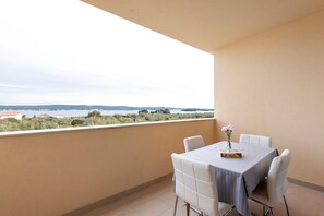 Outdoor dining - Apartment in Nevidane near the Beach (Neviđane)