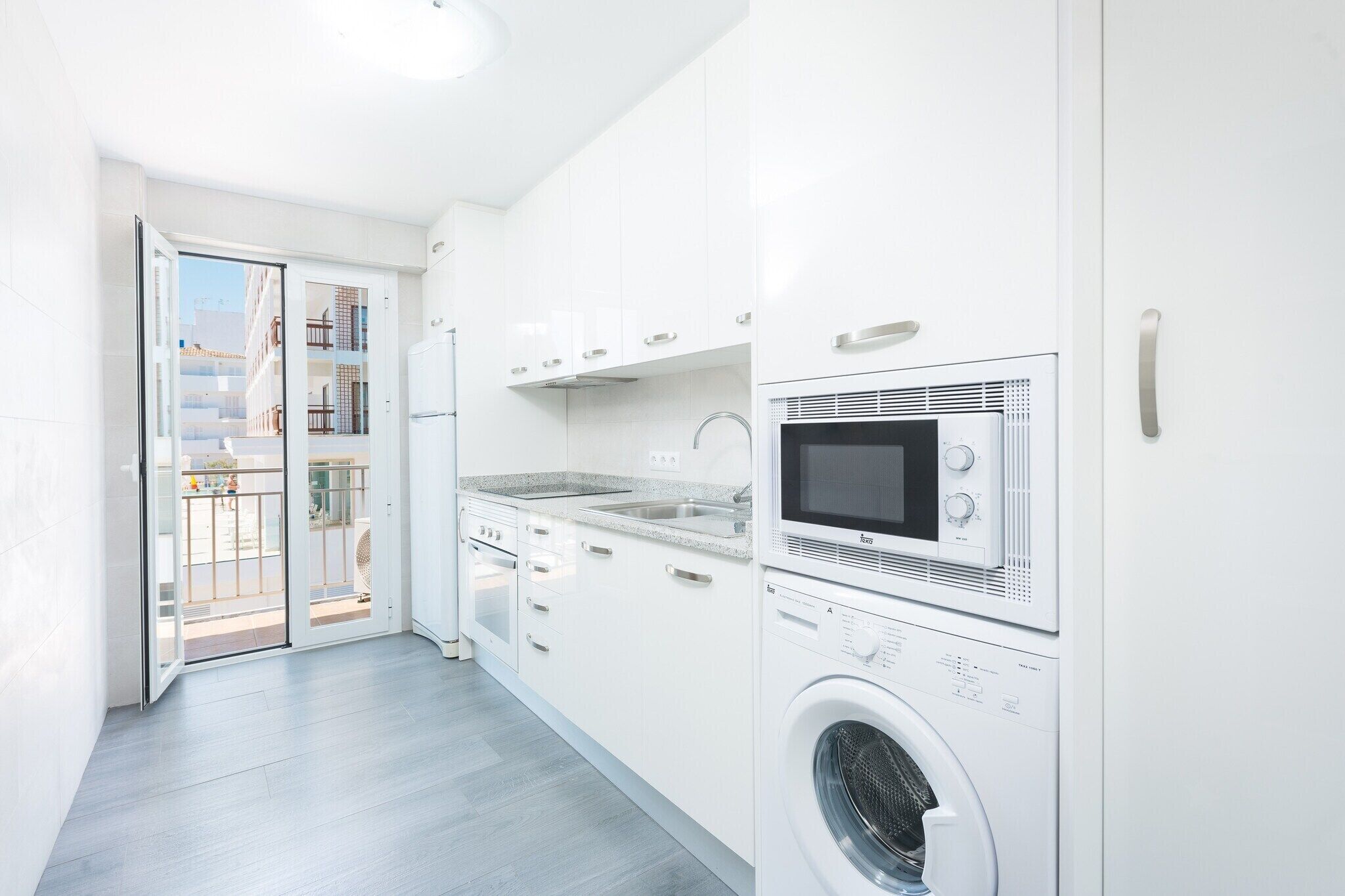 Frigorífico, microondas, horno y placa de cocina