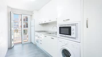 Frigorífico, microondas, horno y placa de cocina