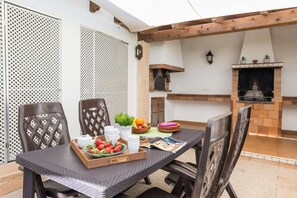 Outdoor dining - Ca Na Dora - House In Santanyí. Free Wifi (Santanyi, Illes Balears)