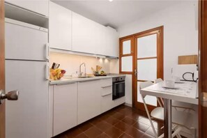 Fridge, microwave, oven, coffee/tea maker