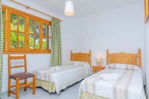 4 bedrooms, iron/ironing board