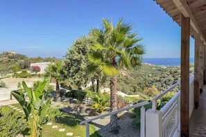 Comfort Villa, 4 Bedrooms, Private Pool, Sea View | Garden view - Pano Stalos (Chania)