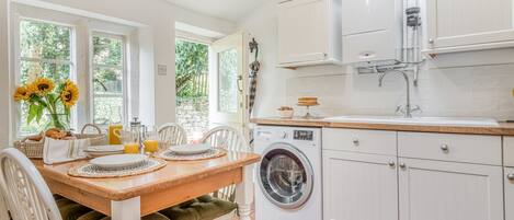 Primrose Cottage, Blockley Kitchen - StayCotswold