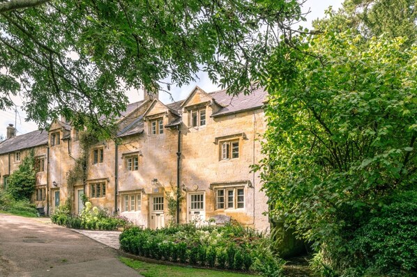 Experience the classic charm of this heritage-listed property, set amidst a serene garden.