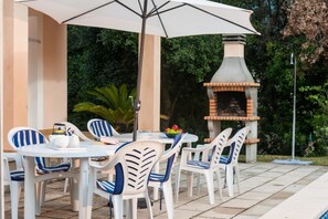 Outdoor dining - Vila GarballÓ - Villa With Private Pool (Crestatx , Illes Balears)