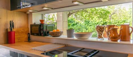 Geladeira, micro-ondas, fogão, cooktop