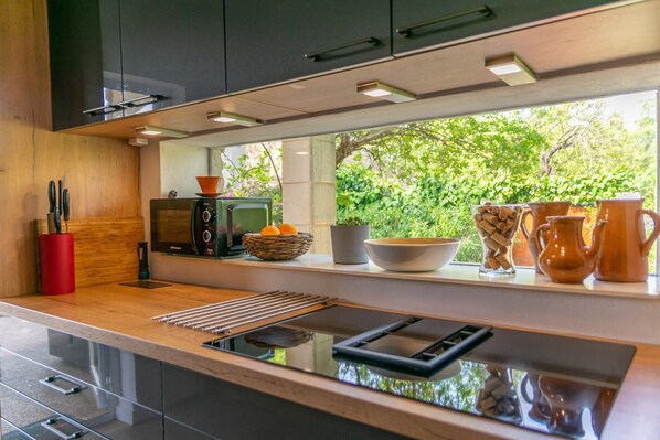 冷蔵庫、電子レンジ、オーブン、コンロ