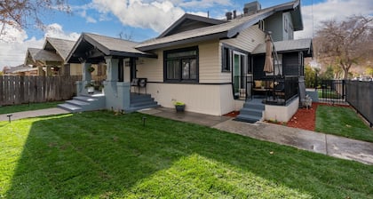 Modern 2-bedroom house in Tower district Fresno with WiFi, AC