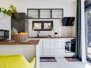 Kjøleskap, mikrobølgeovn, ovn og oppvaskmaskin