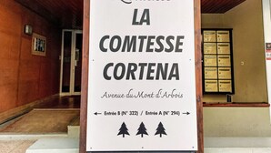 Señalización para 'Residence LA COMTESSE CORTENA' con indicaciones hacia Entrée B (Nº 322) y Entrée A (Nº 294).