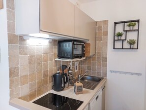 Kühlschrank, Ofen, Geschirrspüler, Kochgeschirr/Geschirr/Besteck