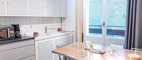 Fridge, microwave, oven, cookware/dishes/utensils