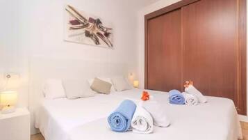 3 habitaciones y tabla de planchar con plancha