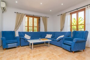 Una televisión, una mesa de tenis de mesa