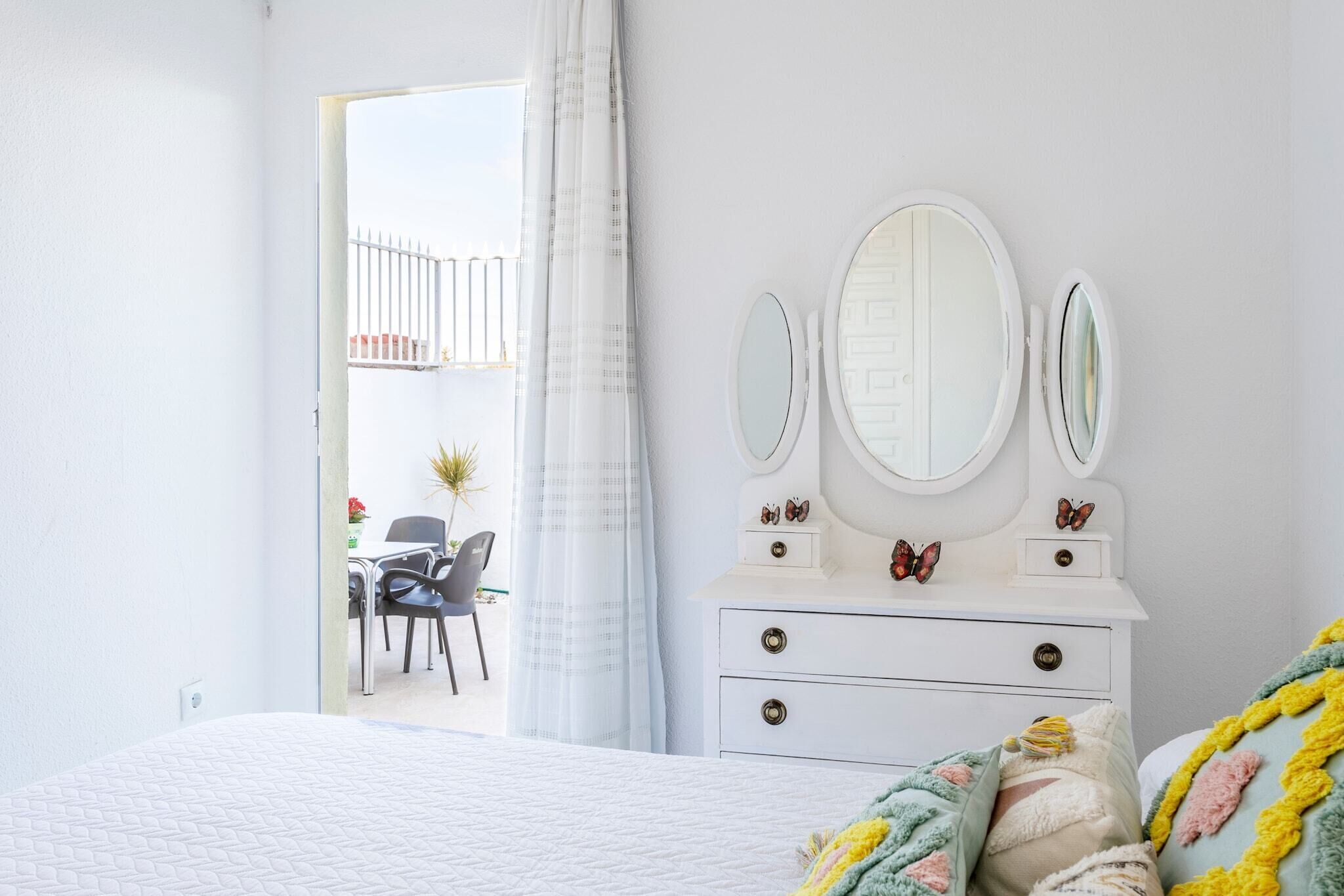 3 dormitorios y tabla de planchar con plancha