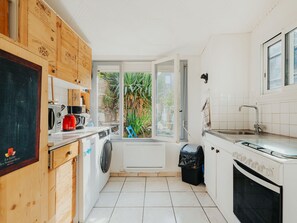 Réfrigérateur, micro-ondes, four