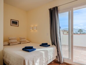 4 bedrooms, desk, internet