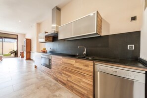 Kylskåp, mikrovågsugn, ugn och spishäll