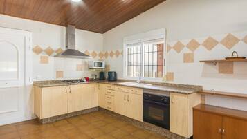 KĂŒhlschrank, Mikrowelle, Ofen, Herdplatte