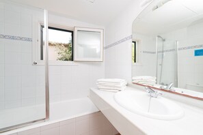 Shower, bidet - El Pinar - Villa With Private Pool. Free Wifi (Cala Sant Vicenç, Illes Balears)