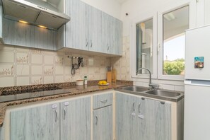 Kühlschrank, Mikrowelle, Ofen, Wasserkocher mit Kaffee-/Teezubehör