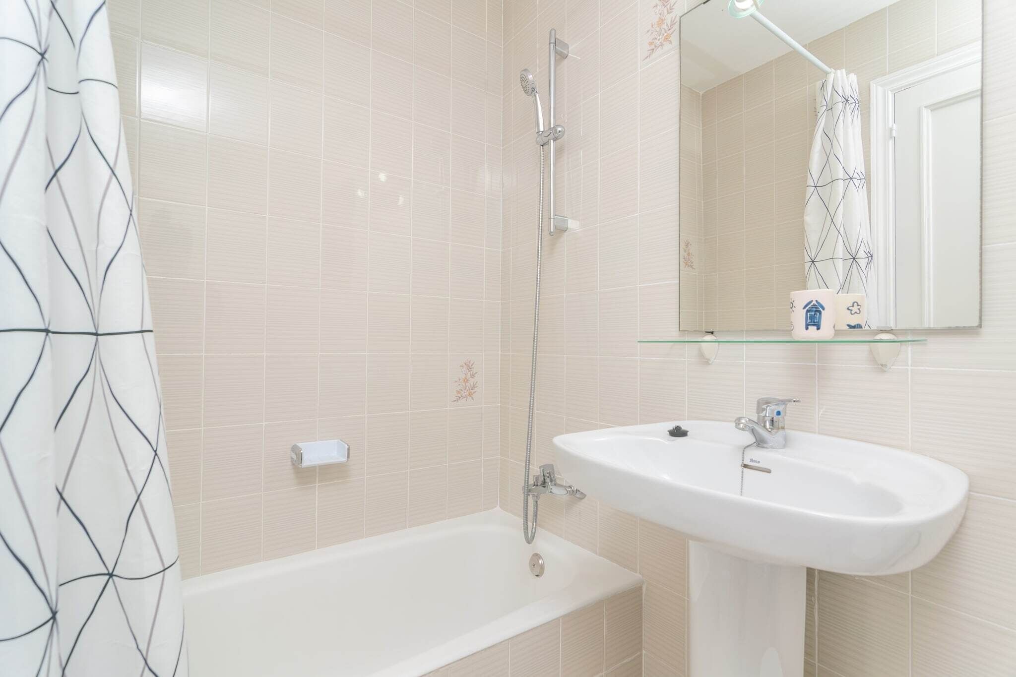 Un baño con bañera, lavamanos y ducha.