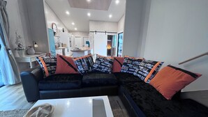 Smart TV - “ VITAMIN SEA “ 
Beach ~ House  (Riverton / Aparima)