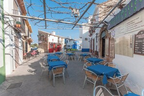 Outdoor dining - Cascades - Apartment In Dénia (Denia, Alicante)