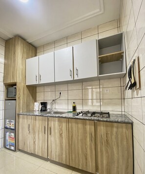 Kühlschrank, Mikrowelle, Herdplatte, Wasserkocher mit Kaffee-/Teezubehör