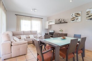 Living area - Pereta - House In Platja D'alcúdia. Free Wifi (Puerto De Alcúdia, Illes Balears)