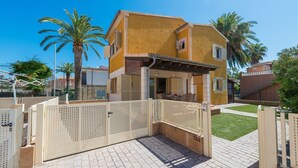 Un immeuble résidentiel de deux étages doté d’un balcon, d’une entrée sécurisée et d’un petit espace pelouse.