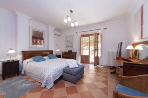 4 Schlafzimmer, Bügeleisen/Bügelbrett