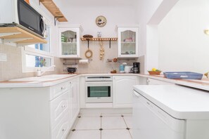 Fridge, microwave, oven, coffee/tea maker - Cas Faroler - House In Portocolom. Free Wifi (Portocolom , Illes Balears)