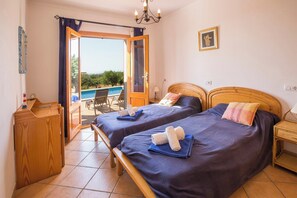 4 bedrooms, iron/ironing board