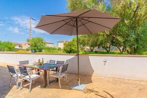 Outdoor dining - Mosaic - House In Sa Ràpita. Free Wifi (Sa Ràpita (campos), Illes Balears)