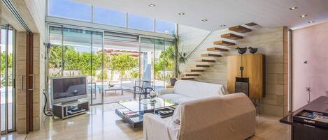 Tafelvoetbal, een tafeltennistafel en boeken